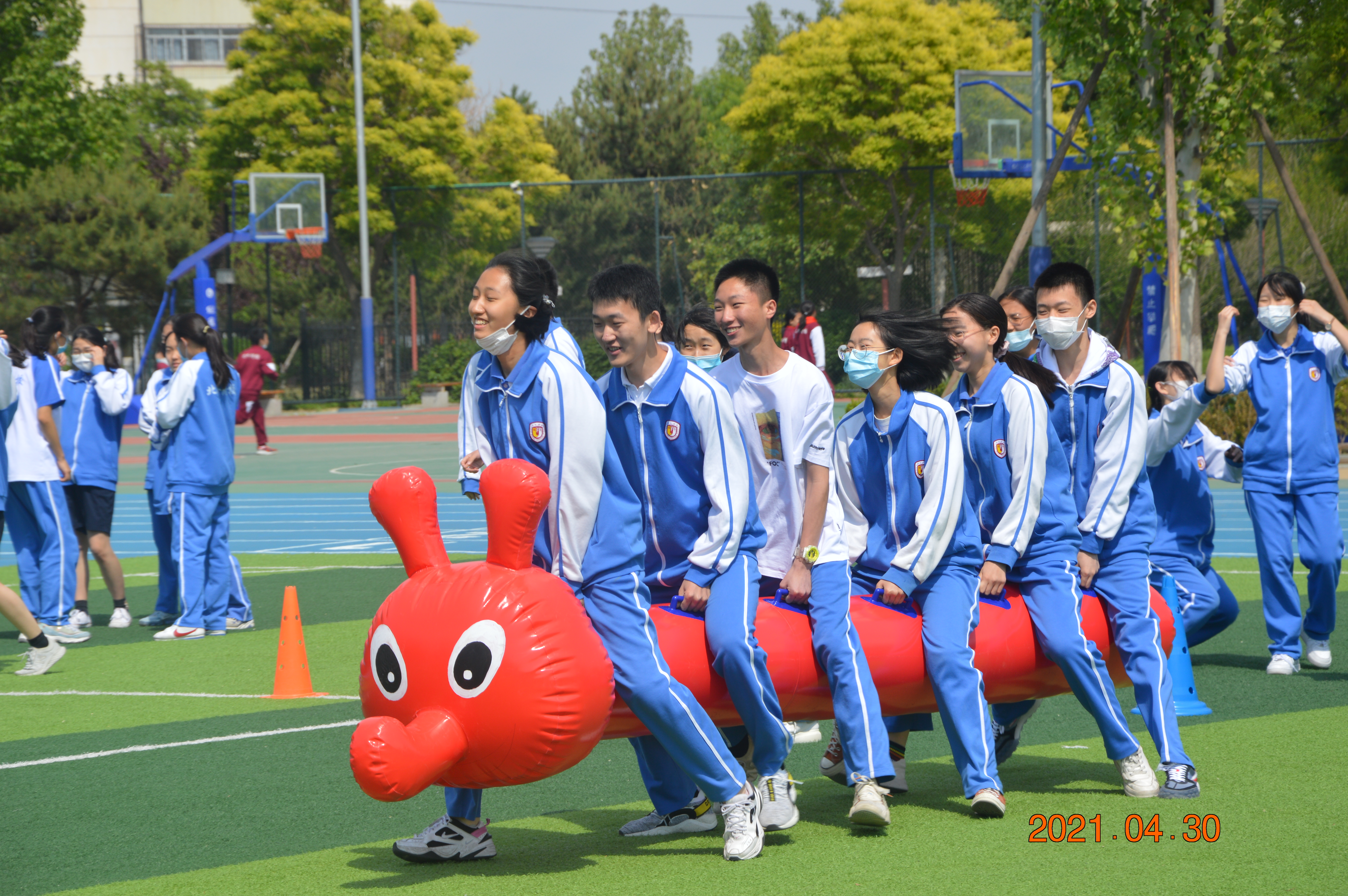 我校举行中学生趣味运动会