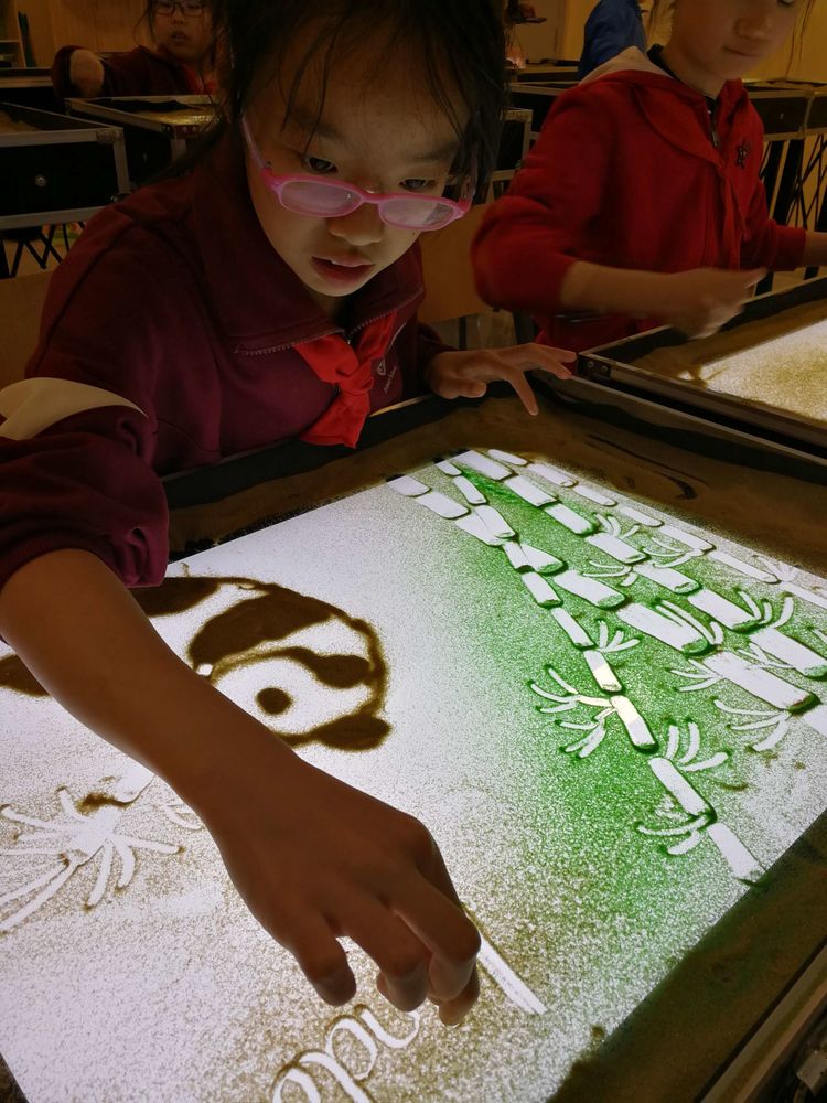 撒沙成画 聚沙成塔——我校沙画课堂掠影