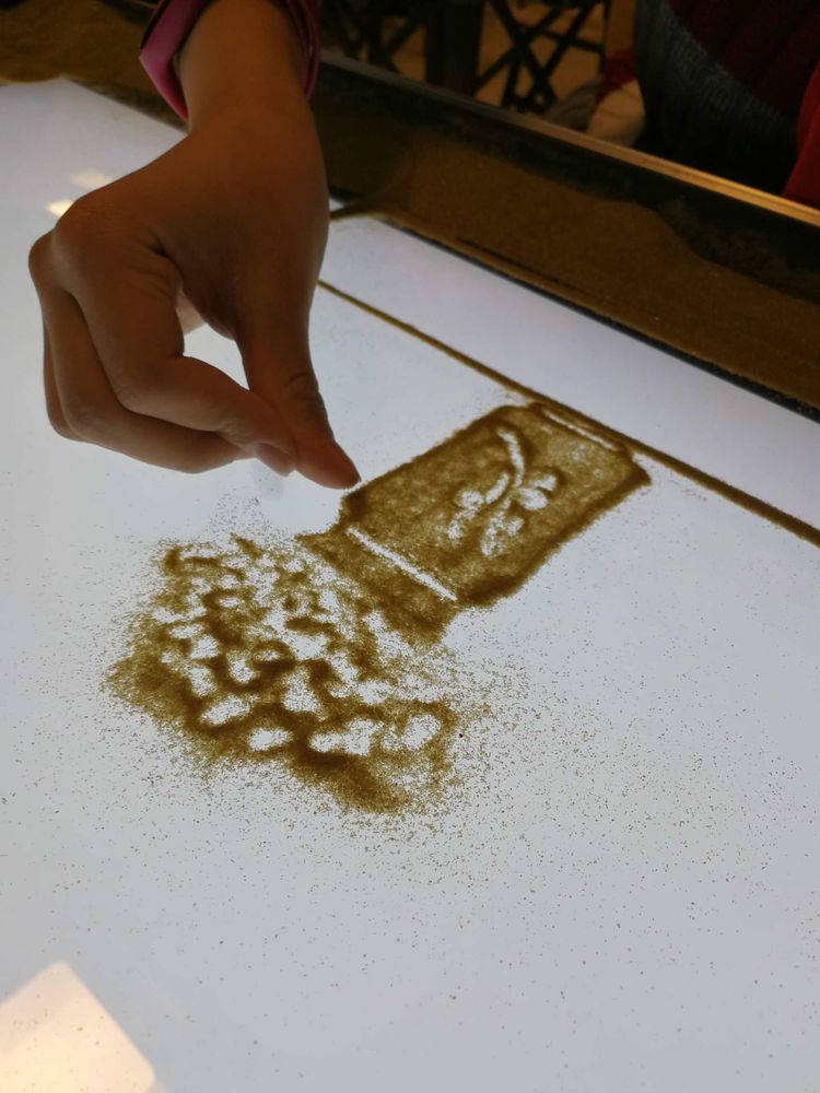 撒沙成画 聚沙成塔——我校沙画课堂掠影