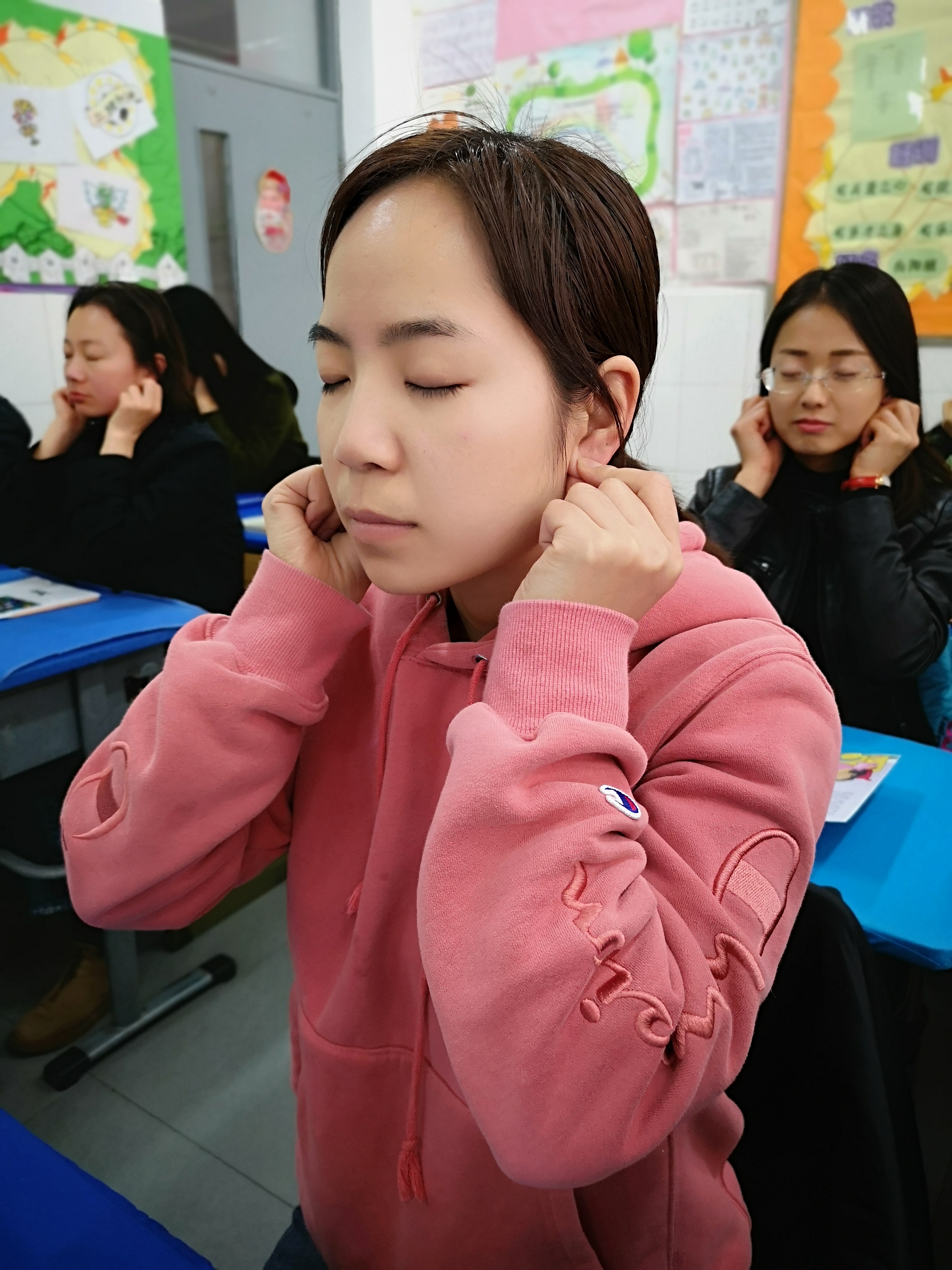 小学五年级师生开展眼保健操学习活动