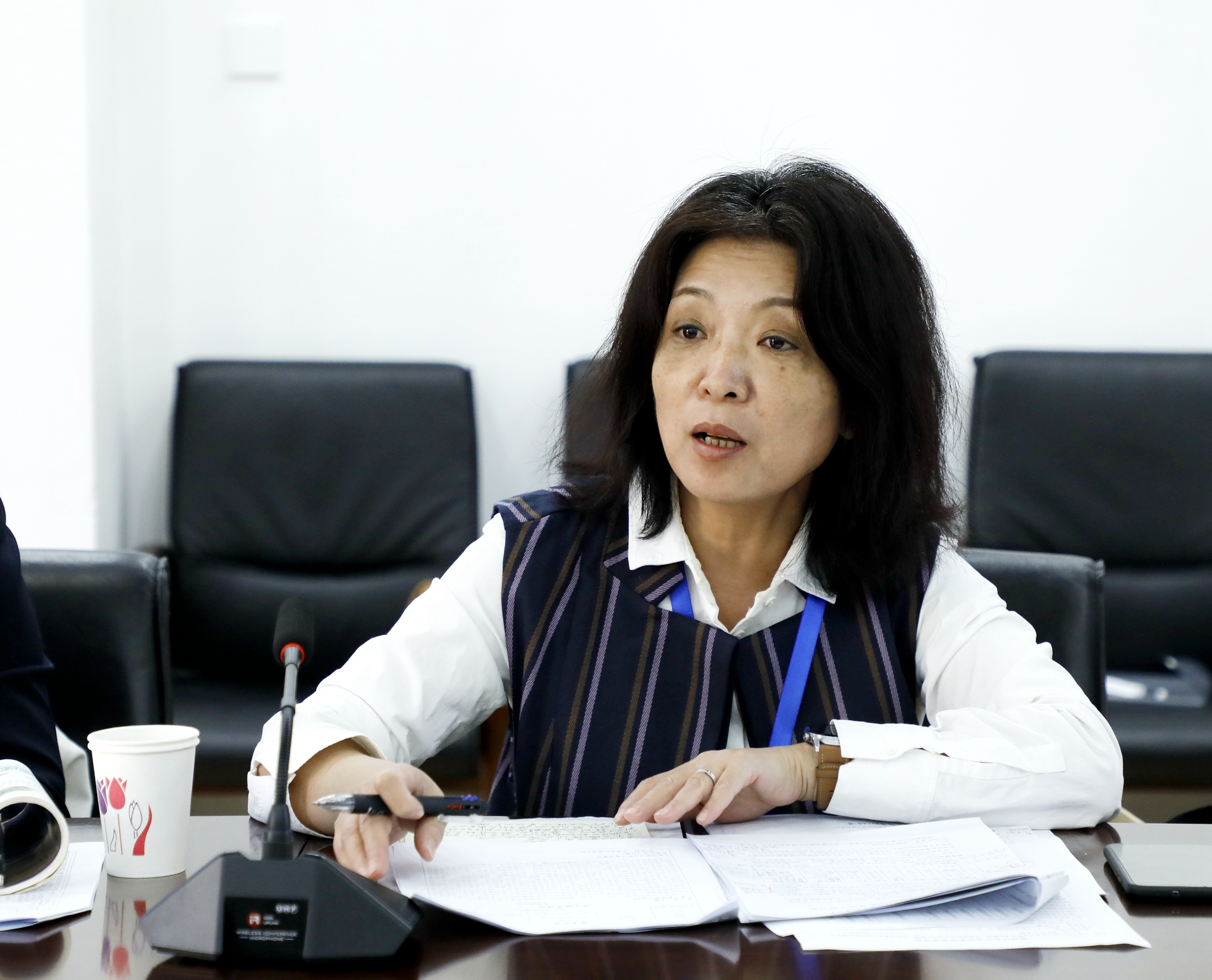            老师和学生做调查问卷